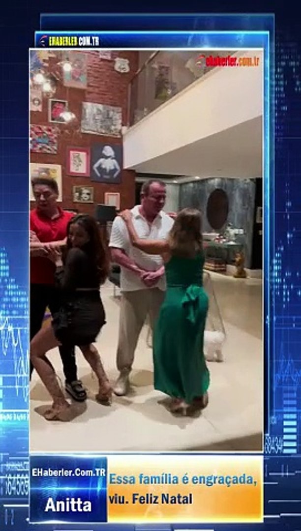 Anitta: Essa família é engraçada, viu. Feliz Natal