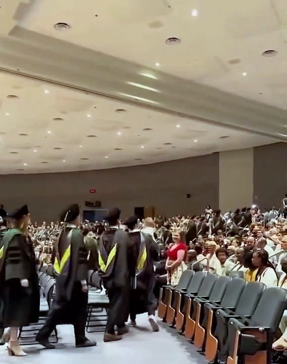 Ce petit garçon assiste à la remise des diplômes de son père !