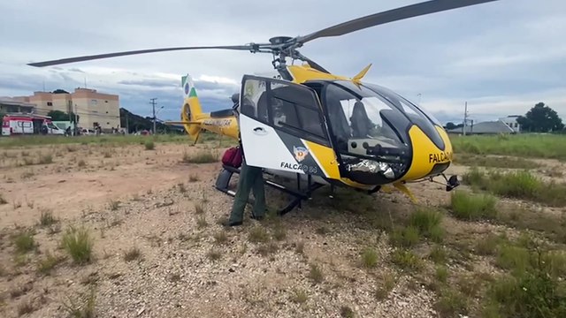 Menino é socorrido após cair de brinquedo em Colombo