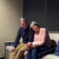 Un moment magique pour ces nouveaux grands-parents !