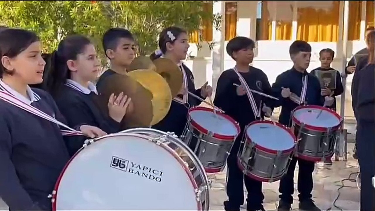 Kıbrıs Türkü çocuklar 12 şehit için söyledi: Olur da düşersem hilal uğruna...