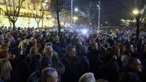 Novos protestos denunciam fraudes na Sérvia