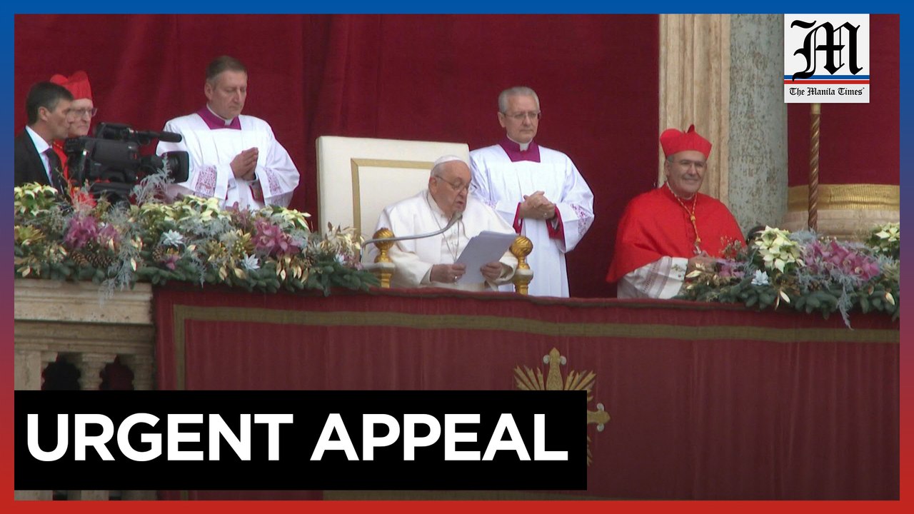 Pope Francis urges global peace on Christmas day