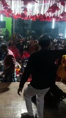 कट्टा लहराते हुए बार बाला के साथ युवक का तमंचे पे डिस्को