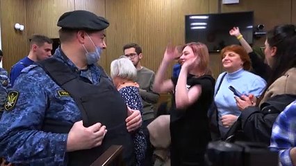 Dois russos são condenados à prisão por poema crítico à guerra na Ucrânia