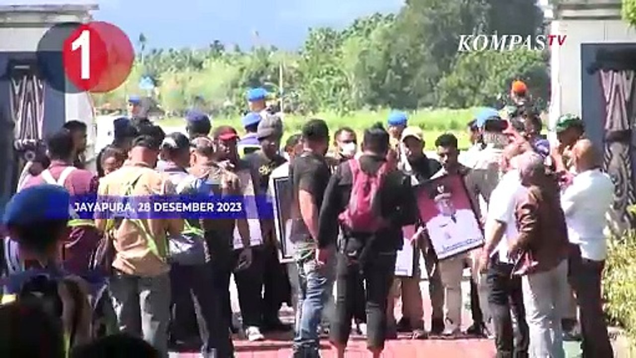 [TOP 3 NEWS] Pengantaran Jenazah Lukas Ricuh | Jokowi Resmikan BTS 4G | Jubir Timnas AMIN Ditahan