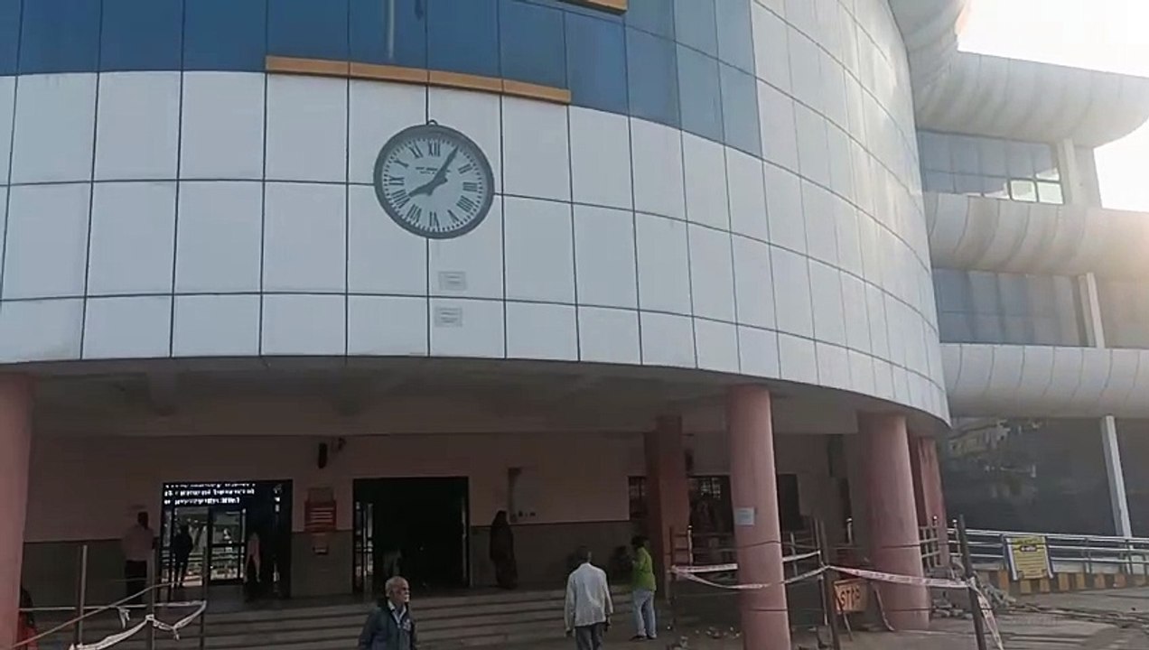 Video: रेलवे स्टेशन की मुख्य घड़ी फिर हुई खराब...