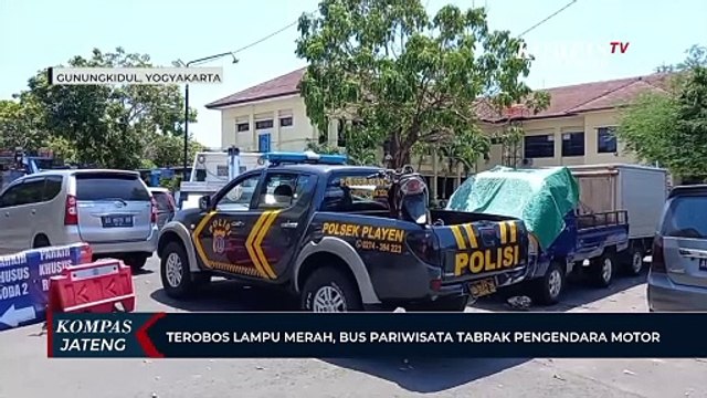 Terobos Lampu Merah, Bus Pariwisata Tabrak Pengendara Motor
