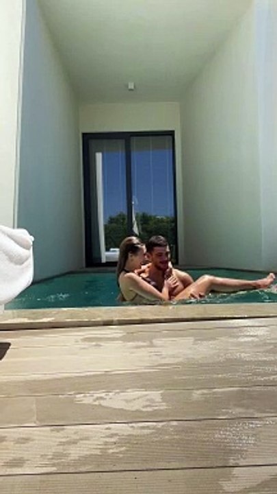 Yasmin Erbil ile Yiğit Poyraz ile havuzda aşka geldi