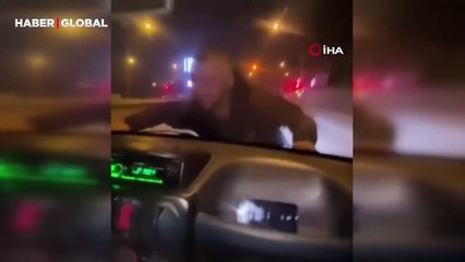 Kaputa çıkan arkadaşlarını anayolda oradan oraya savurdular!