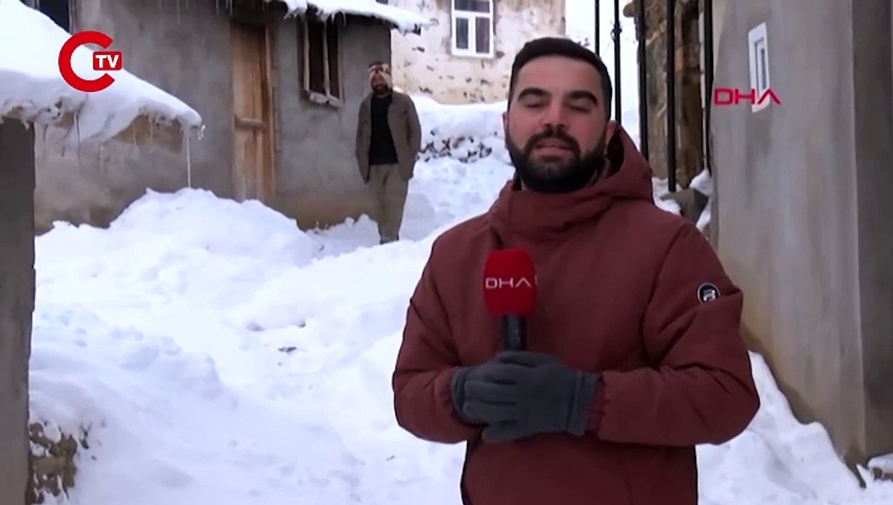 1800 rakımdaki köyde ev ve ahırlar kara gömüldü
