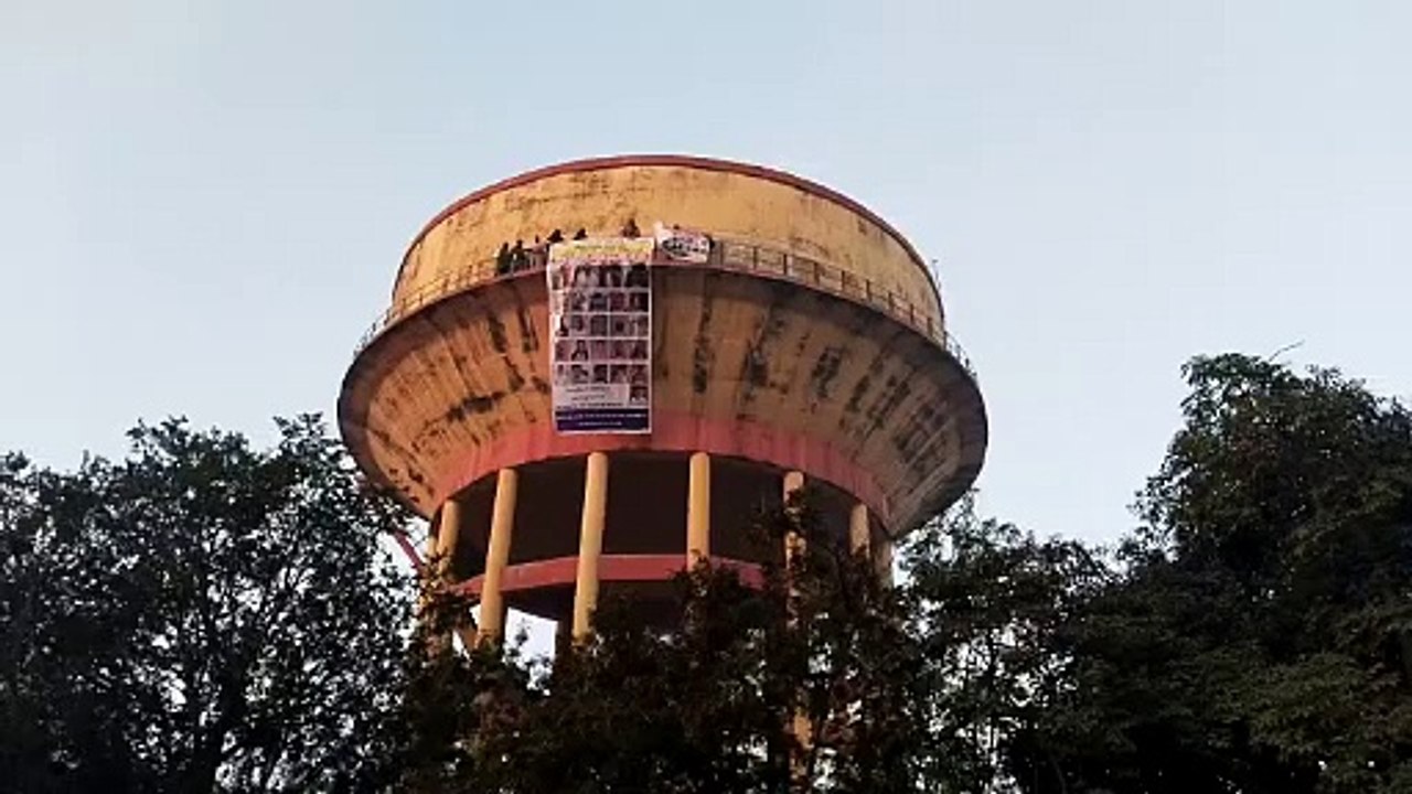 Nexa Evergreen Scam: राजस्थान के इस शहर में 'वीरू' बने प्रदर्शनकारी, टंकी पर चढ़कर बोले-कांग्रेस राज में न्याय नहीं मिला, अब... देखें वीडियो