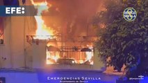 Una veintena de atendidos, 6 evacuados al hospital, por un incendio en Sevilla