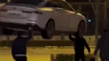 兩個人把汽車舉起來了！怎麼回事？What？Two men lifted the car! ？