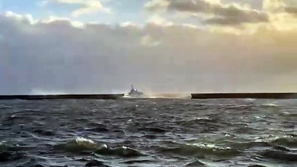 Morski statek ratowniczy "Sztorm" wraca w trakcie sztormu do portu w Gdyni