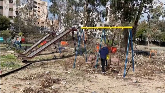 شاهد: فلسطينيون يعودون بحذر إلى مدينة تل الهوى في غزة بعد انسحاب الجيش الإسرائيلي