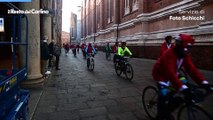 La corsa dei Babbi Natale in bicicletta a Bologna