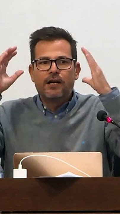 Vean al concejal del PSOE de San Javier hablando de la Constitución de 1931 y criticando al Rey