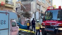 Kadıköy'de bir bina çöktü: Enkaz altında kalan bir işçi kurtarıldı