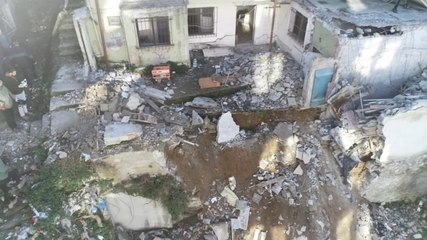 Eyüpsultan'da beton parçaları çocuk parkına düştü