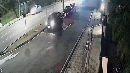 下载视频: Suspeito de roubar carro à mão armada morre baleado por PM em Curitiba; vídeo mostra assalto