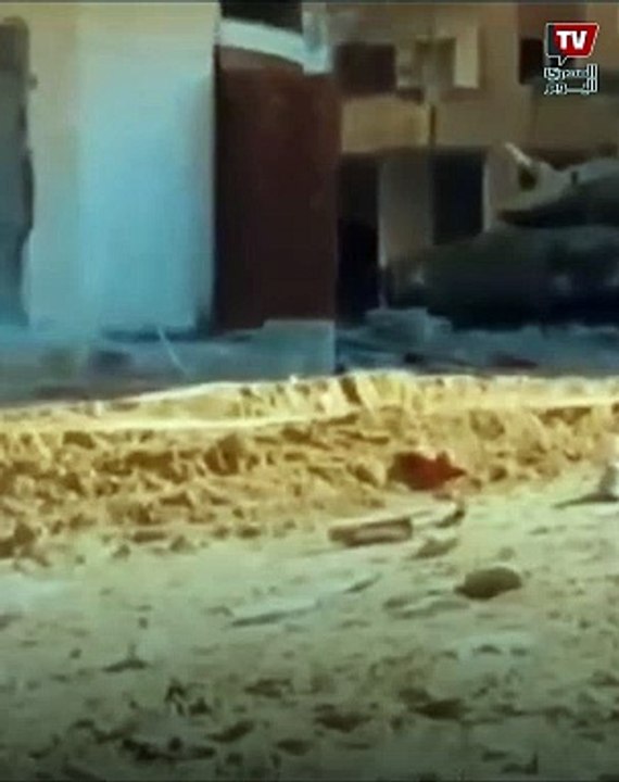 من المسافة صفر.. تمكن أحد عناصر المقاومة من تفجير عبوة ناسفة بدبابة ميركافا إسرائيلية