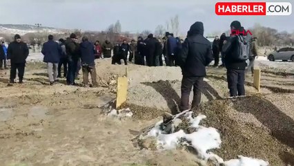 Ağrı'da kepçe kazası sonucu hayatını kaybeden 4 kişi yan yana defnedildi