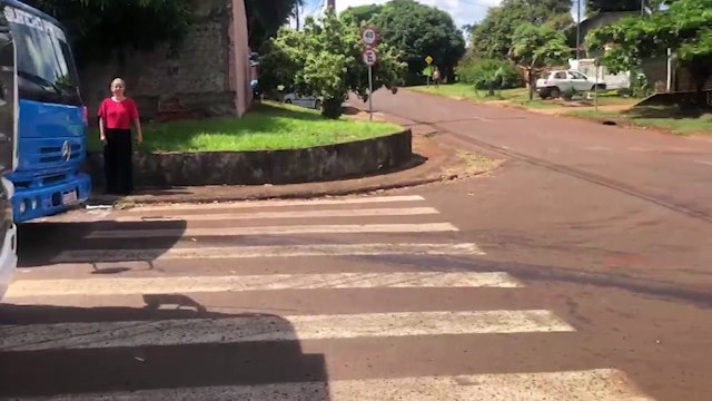 Falta de visibilidade em razão de caminhão estacionado na esquina teria causado acidente no Periolo