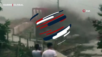 Arjantin’de yaya köprüsü şiddetli fırtına da sele kapıldı!