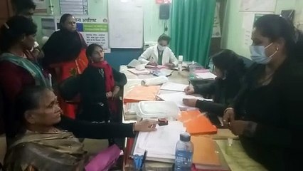 फीवर क्लिनिकों पर पहुंच रहे मरीज, जांच के बाद लिए जा रहे सैंपल