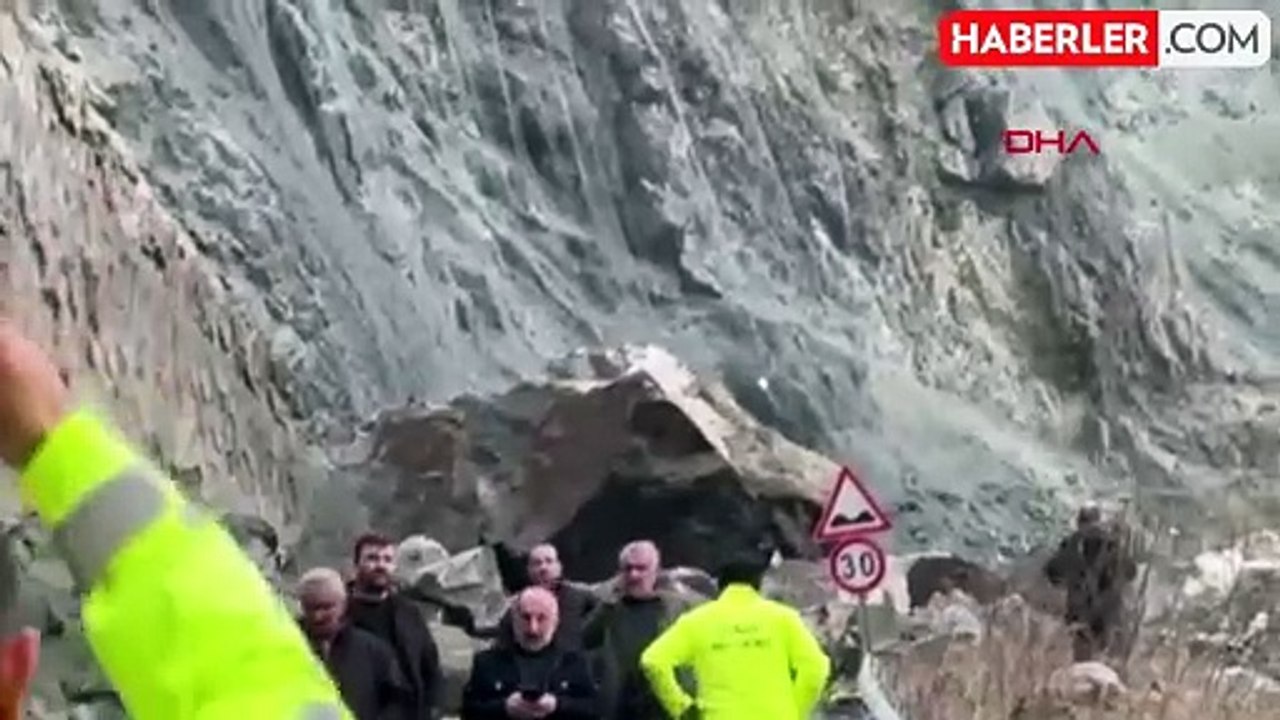 Artvin'de heyelan sonucu otomobil uçuruma yuvarlandı