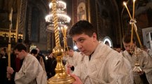 Ukrainians celebrate Christmas on 25 December for first time in shift from Russia