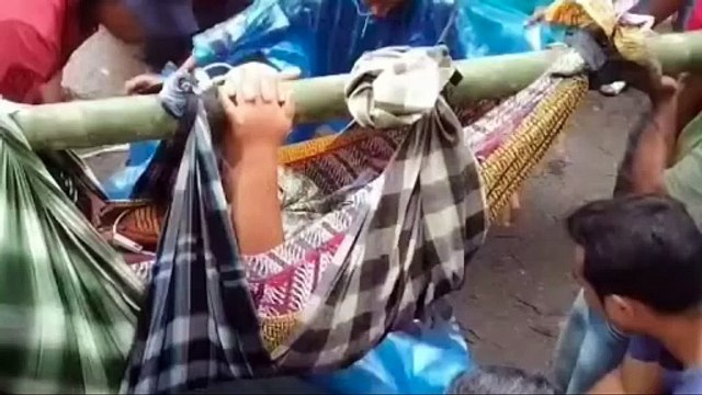 Ibu Akan Melahirkan Terpaksa Ditandu Usai Jalan Tertutup Longsor di Mandailing Natal