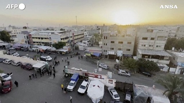 Gaza, raid su Khan Yunis: colonne di fumo si alzano in cielo