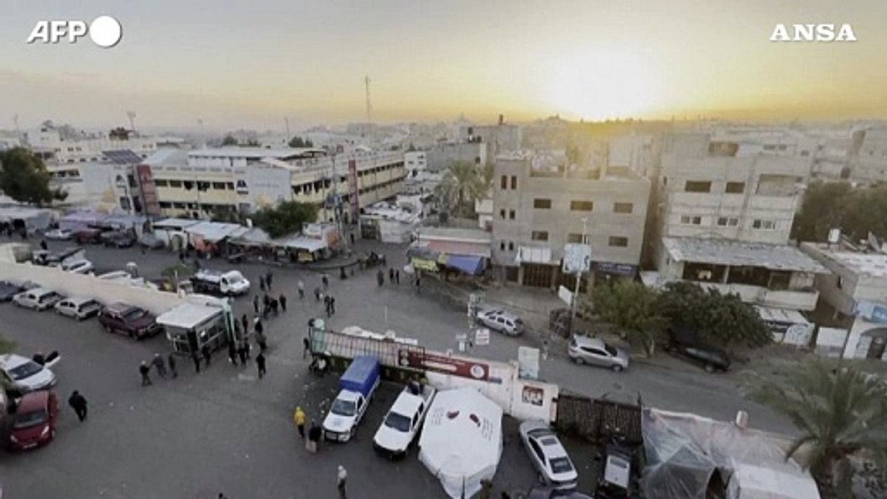 Gaza, raid su Khan Yunis: colonne di fumo si alzano in cielo