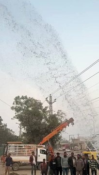 तोड़ी मुख्य पाइप लाइन, 50 फीट ऊंचा गया फव्वारा, हजारों गैलन पानी व्यर्थ बहा