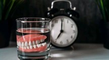 كم عدد الساعات يومياً لإرتداء طقم الأسنان المتحرك الكامل أو الجزئي