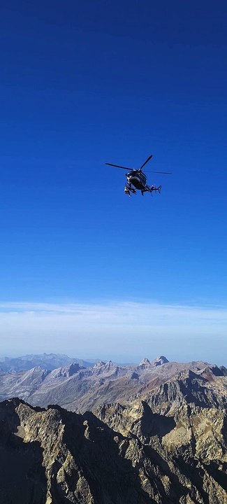 L'arrivée de l'hélicoptère de la gendarmerie national Dragon 65 sur le site du sauvetage