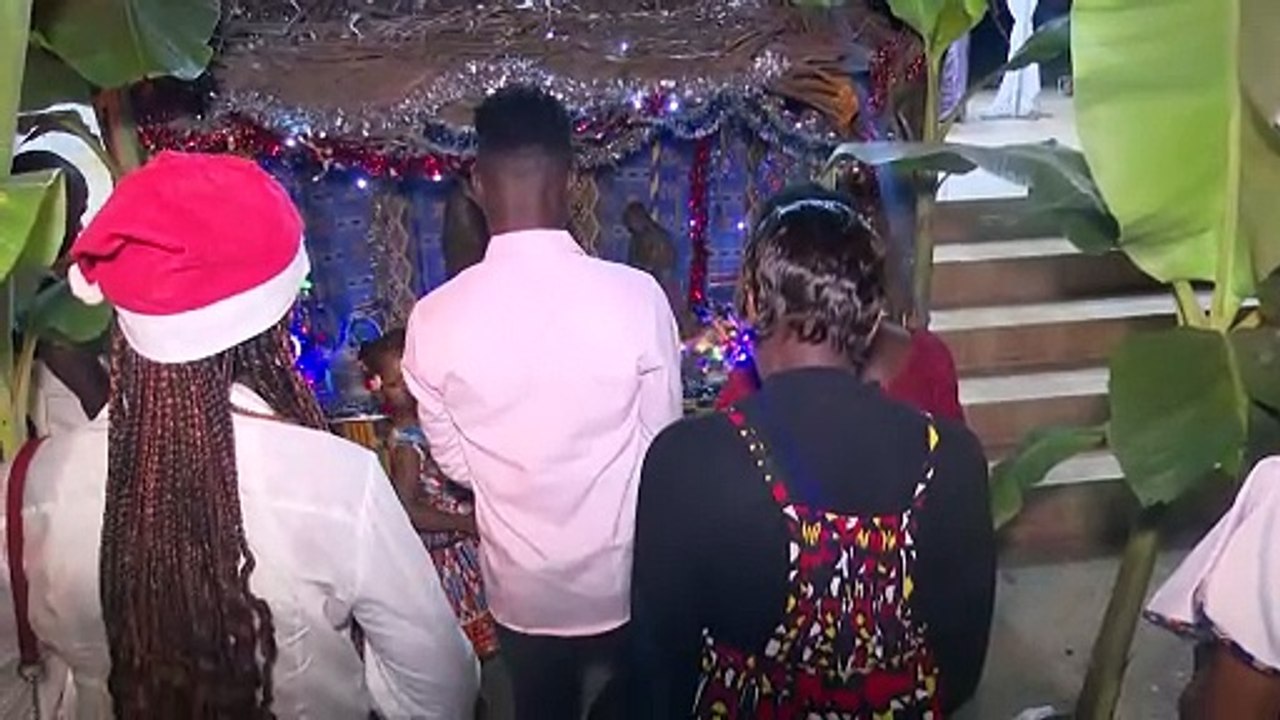 Des fidèles de la communauté chrétienne célèbrent la naissance de Jésus-Christ