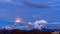 The sky of the 8,000-meter snow-capped mountain
