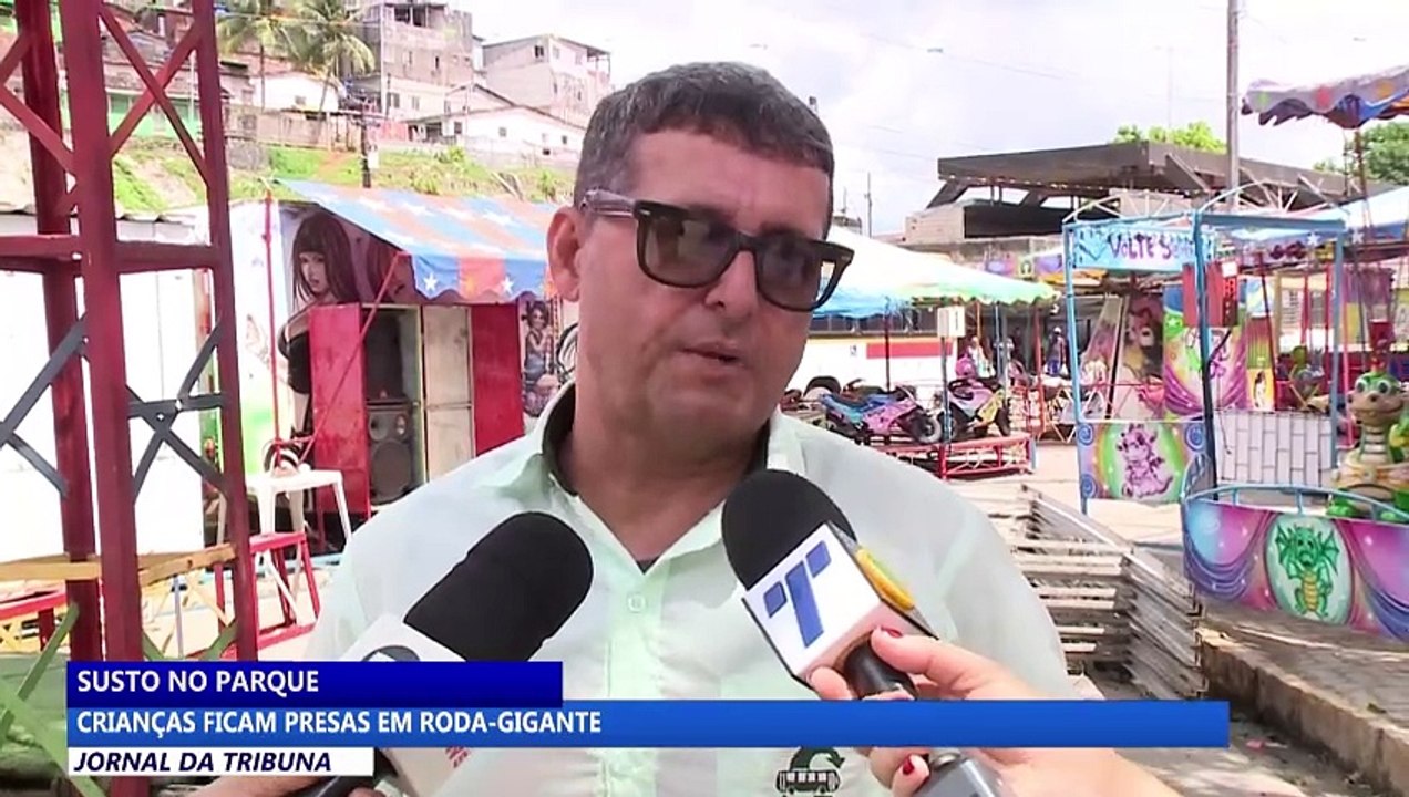 Crianças ficam presas em roda-gigante