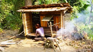 Complete wilderness shelter, Pick wild vegetables and cook smoked fish, Live With Nature - Part 3