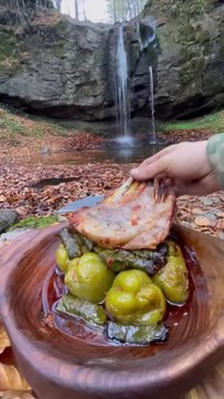 Taş Tencerede Kaburga Kemiğinde Sarmalı Biber Dolması | stuffed peppers on ribs in a stone pot