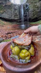 Taş Tencerede Kaburga Kemiğinde Sarmalı Biber Dolması  | stuffed peppers on ribs in a stone pot