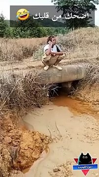 صراع مضحك جدا - مواقف مضحكة - مقاطع مضحكة - فيديوهات مضحكة - دموع الكوميديا0