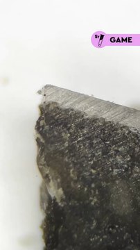 Devine ce qu’on te montre au microscope Indice : c’est aussi une barre chocolatée Donne nous ta réponse dans les commentaires !