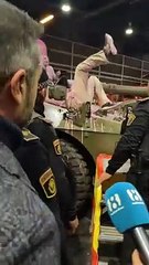 Ativistas pintam tanque do Exército espanhol de cor-de-rosa. Eis o vídeo