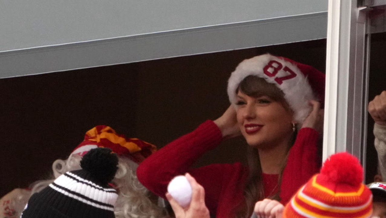 Taylor Swift’s Christmas Gameday Outfit Is A Lesson In Festive WAG ...