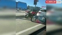 Otomobil sürücüsü, motosiklet sürücüsünü kaskla darbetti