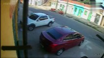 Carro invade contramão e atropela três pessoas sentadas em calçada de Fortaleza